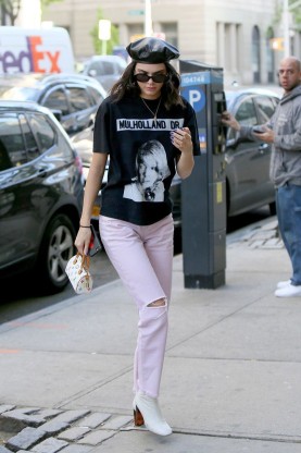 kendall jenner arrives at kanye west's apartment.jpg kendall jenner arrives at kanye west's apartment.jpg