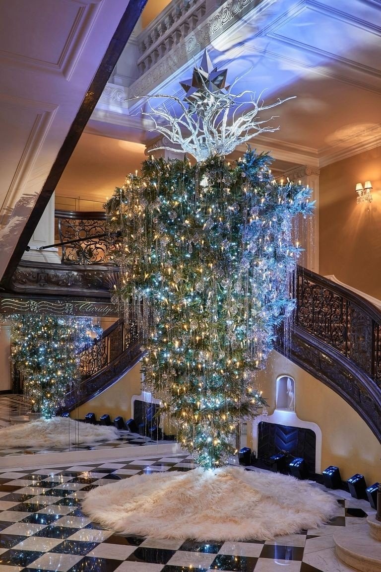 claridge-s-christmas-tree-2017-by-karl-lagerfeld-2-1511350546.jpg