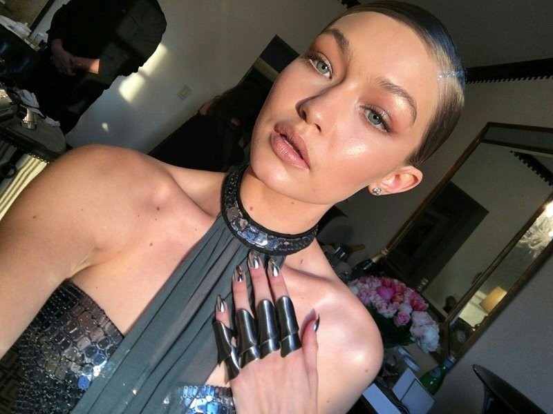 gigi-hadid-chrome-nails.jpg gigi-hadid-chrome-nails.jpg