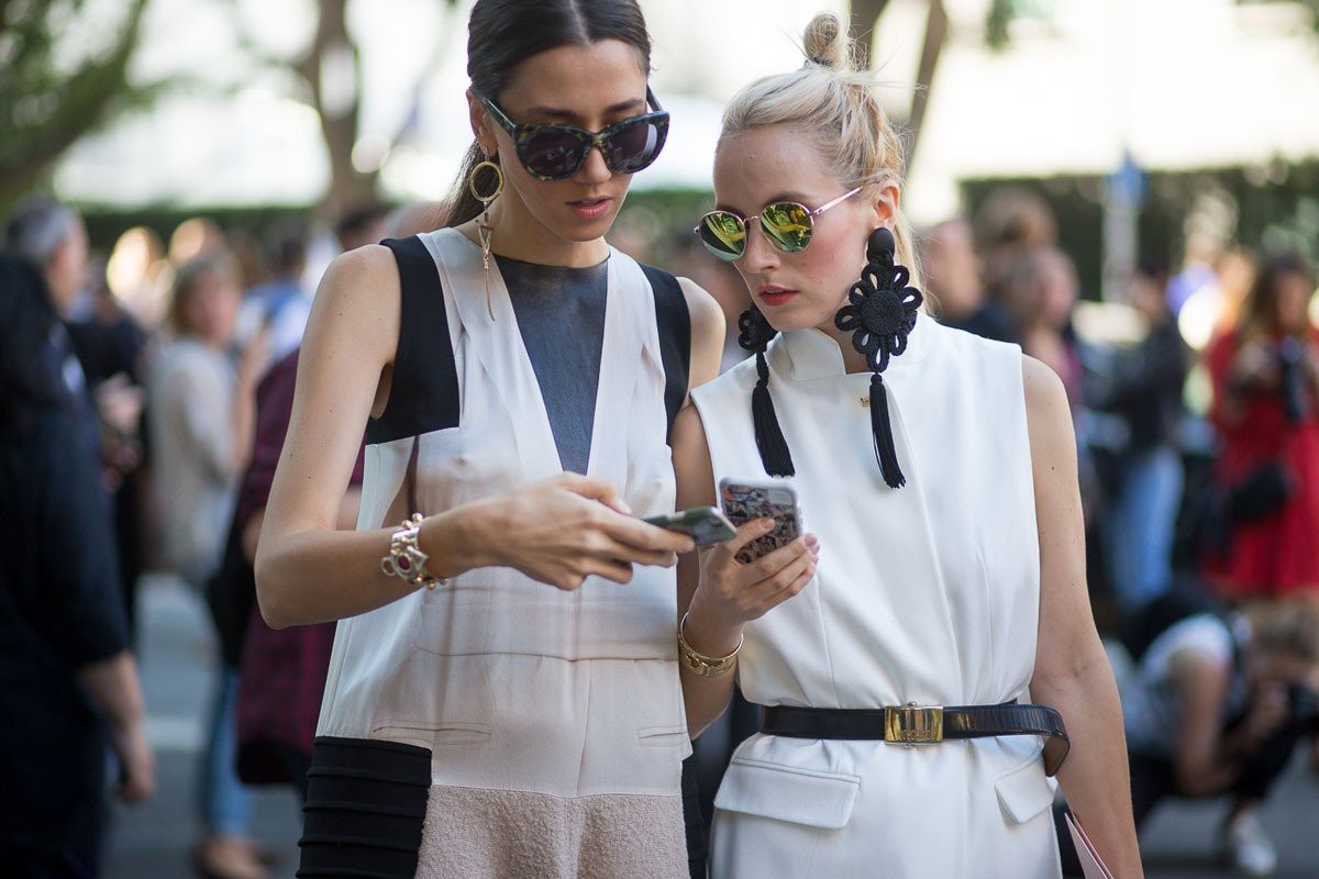 milan-fashion-week-spring-2016-street-style-phone-600x400-at-2x.jpg