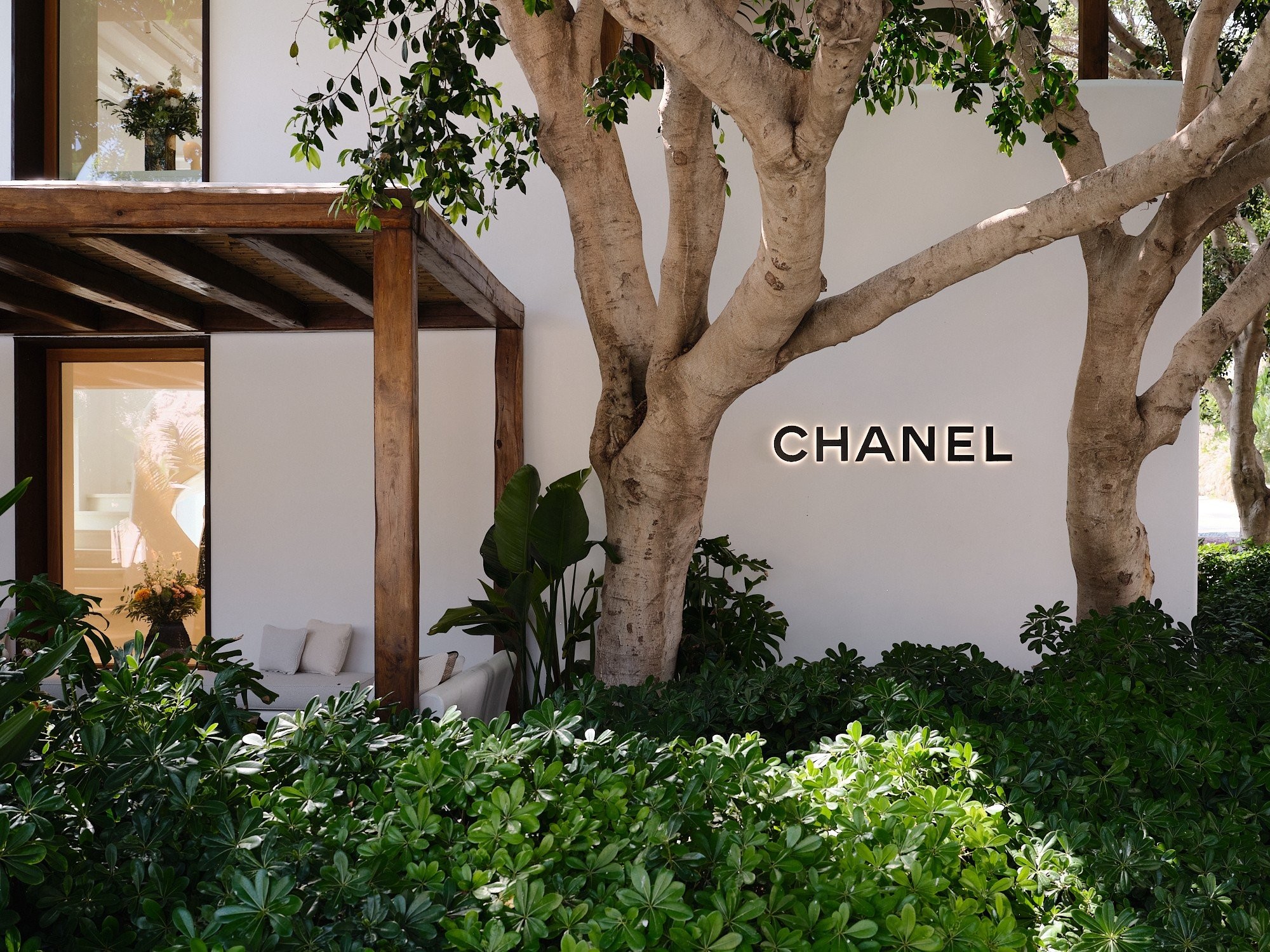 chanel-mykonos-seasonal-boutique-1-hd.jpg