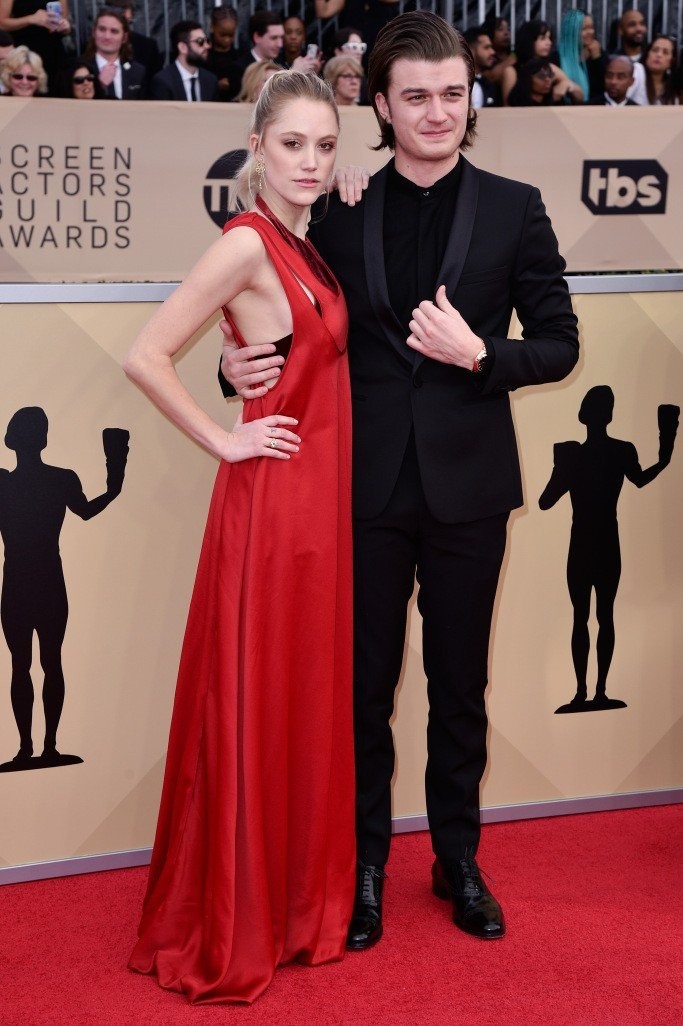 maika-monroe-in-valentino-and-joe-keery-in-saint-laurent.jpg maika-monroe-in-valentino-and-joe-keery-in-saint-laurent.jpg