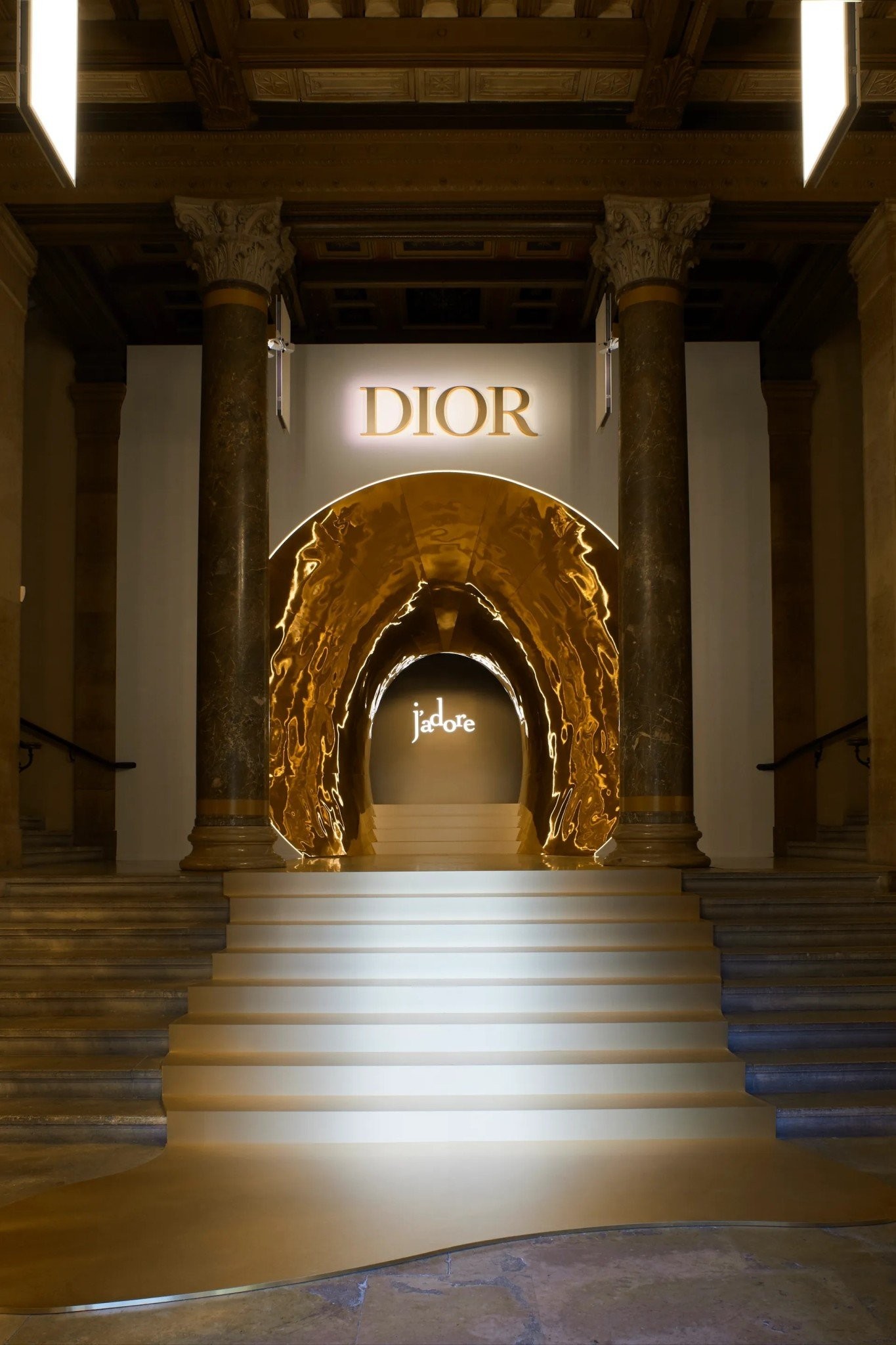 exposition-dior-jadore-credit-adrien-dirand-pour-christian-dior-1.jpg