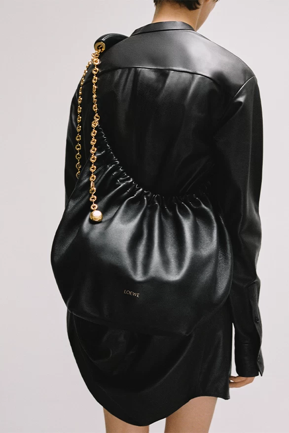 loewe-fall-winter-2023-squeeze-bag-release-info-02.webp