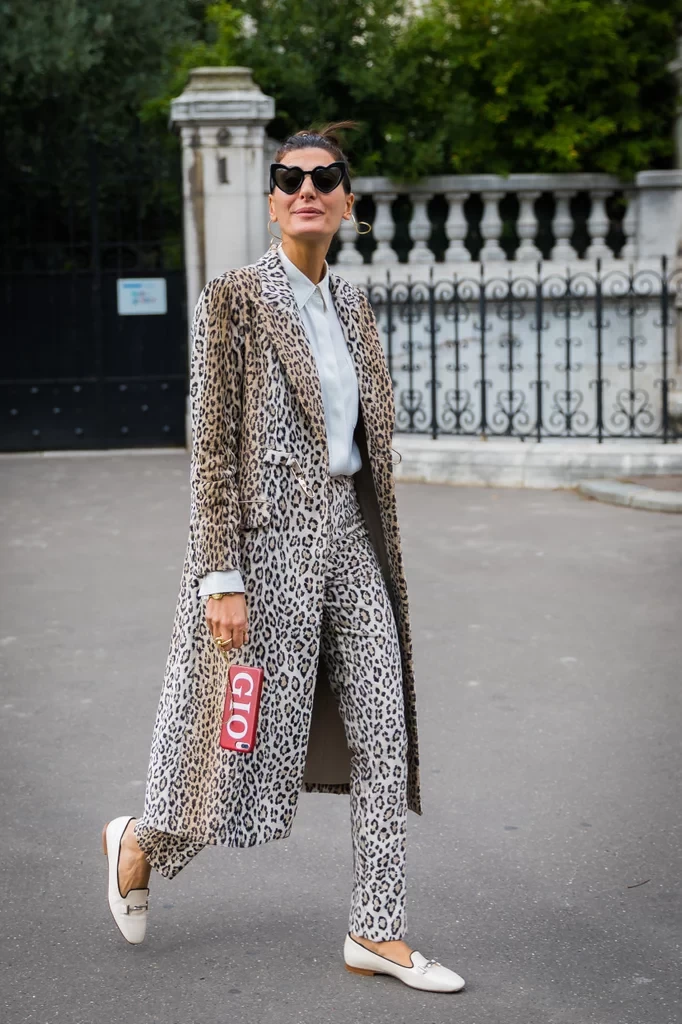 bring-intense-full-leopard-look-back-down-earth-simple-loafers.webp