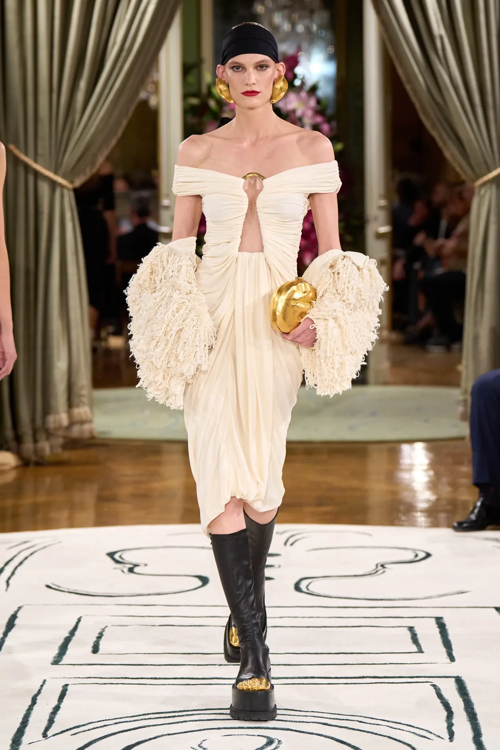 00013-schiaparelli-spring-2024-ready-to-wear-credit-gorunway.webp