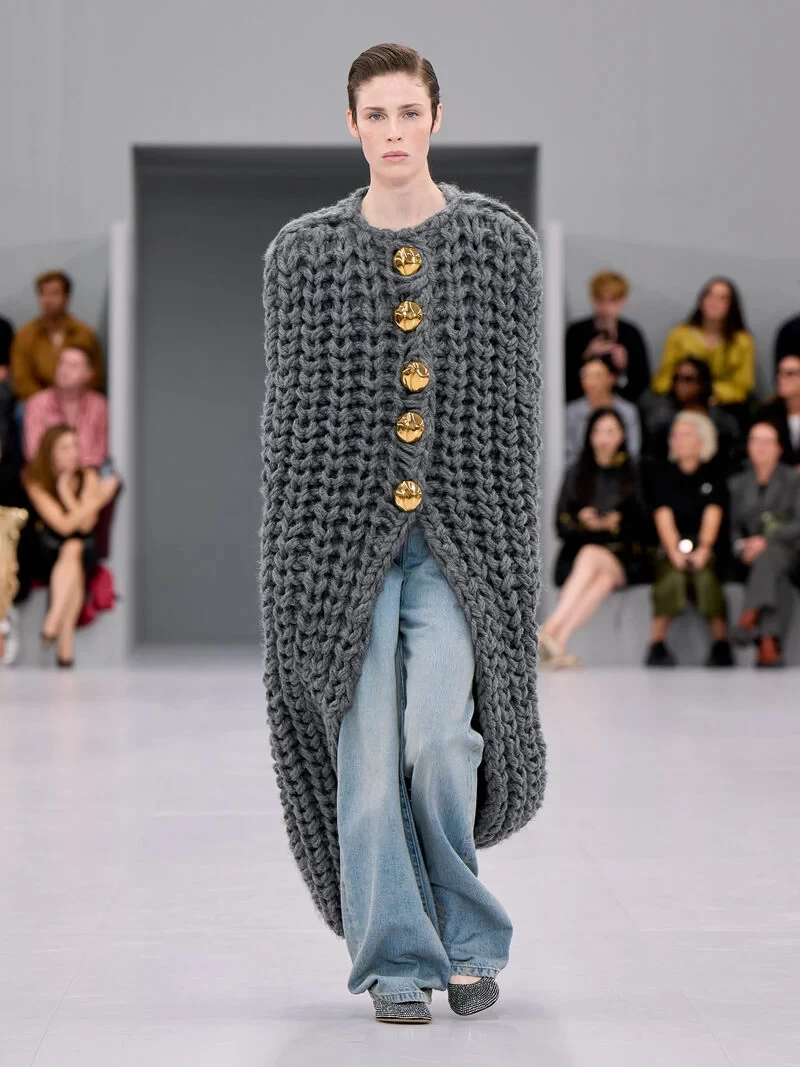 loewe-ss24-mw-show-runway-look-2-front-rgb-cropped-3x4-02.webp