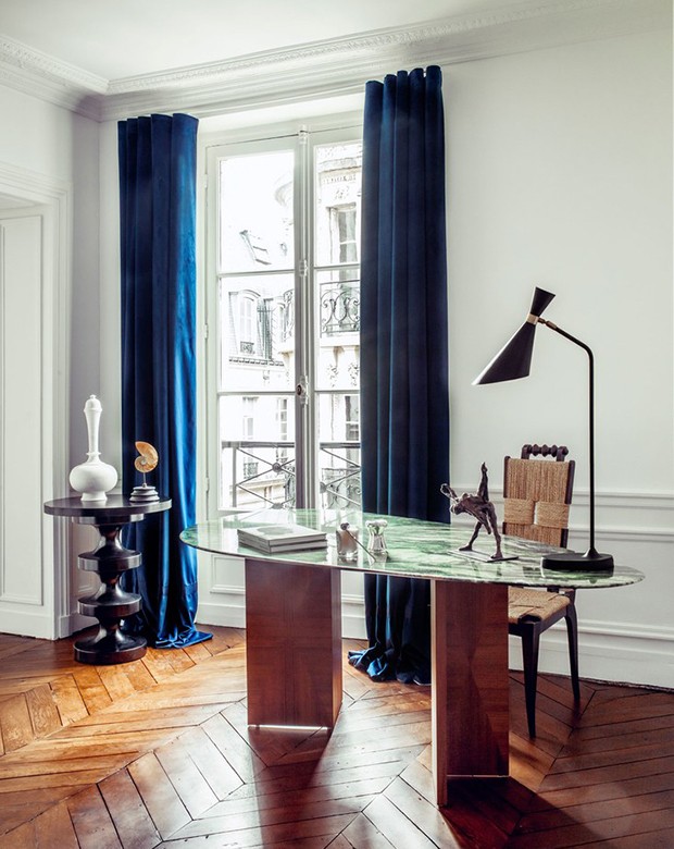 3-hillary-swank-paris-apartment-desk-by-window.jpg