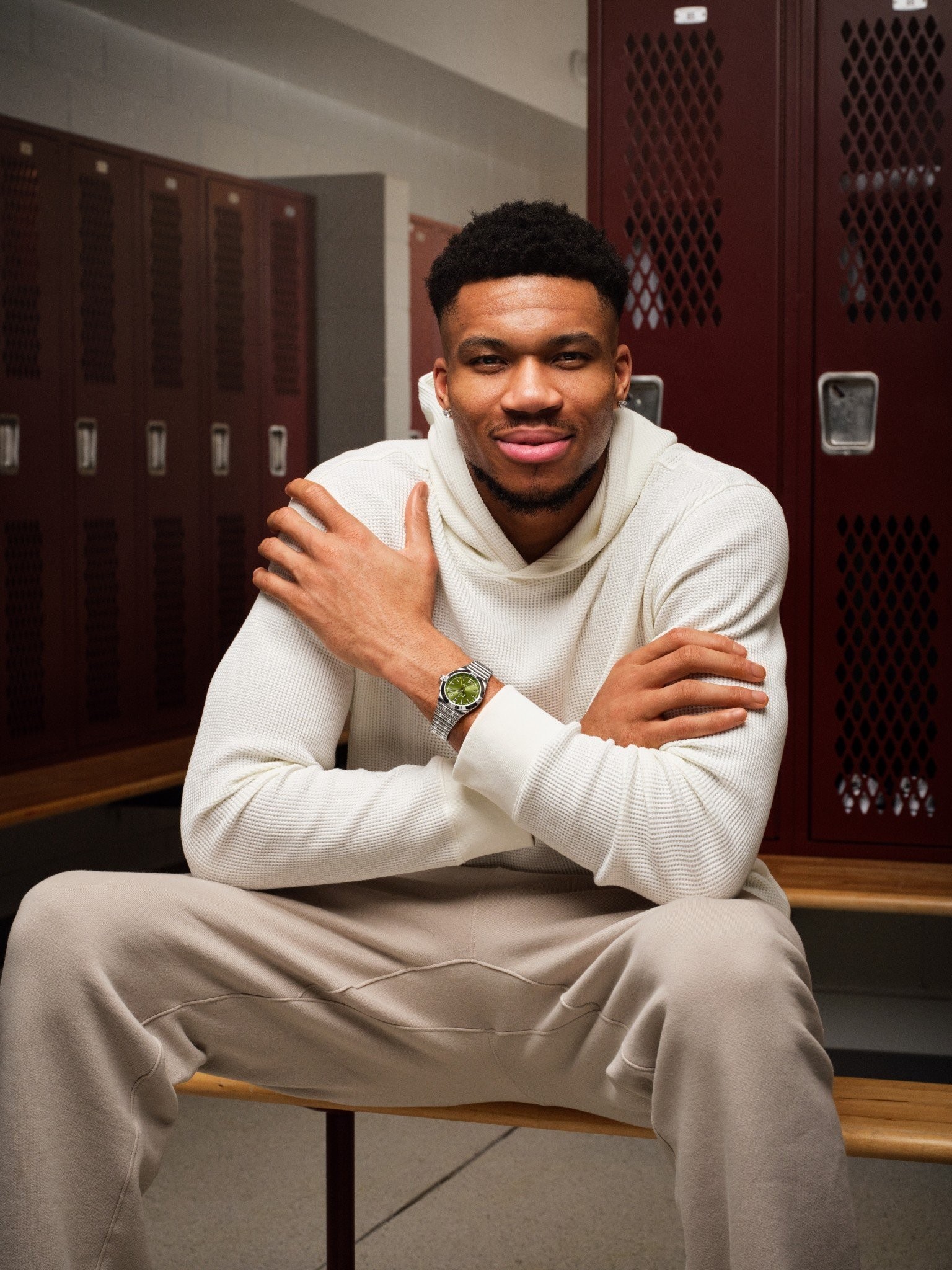 50-giannis-wearing-the-breitling-chronomat-automatic-gmt-40-giannis-antetokoumpo-rgb.jpg
