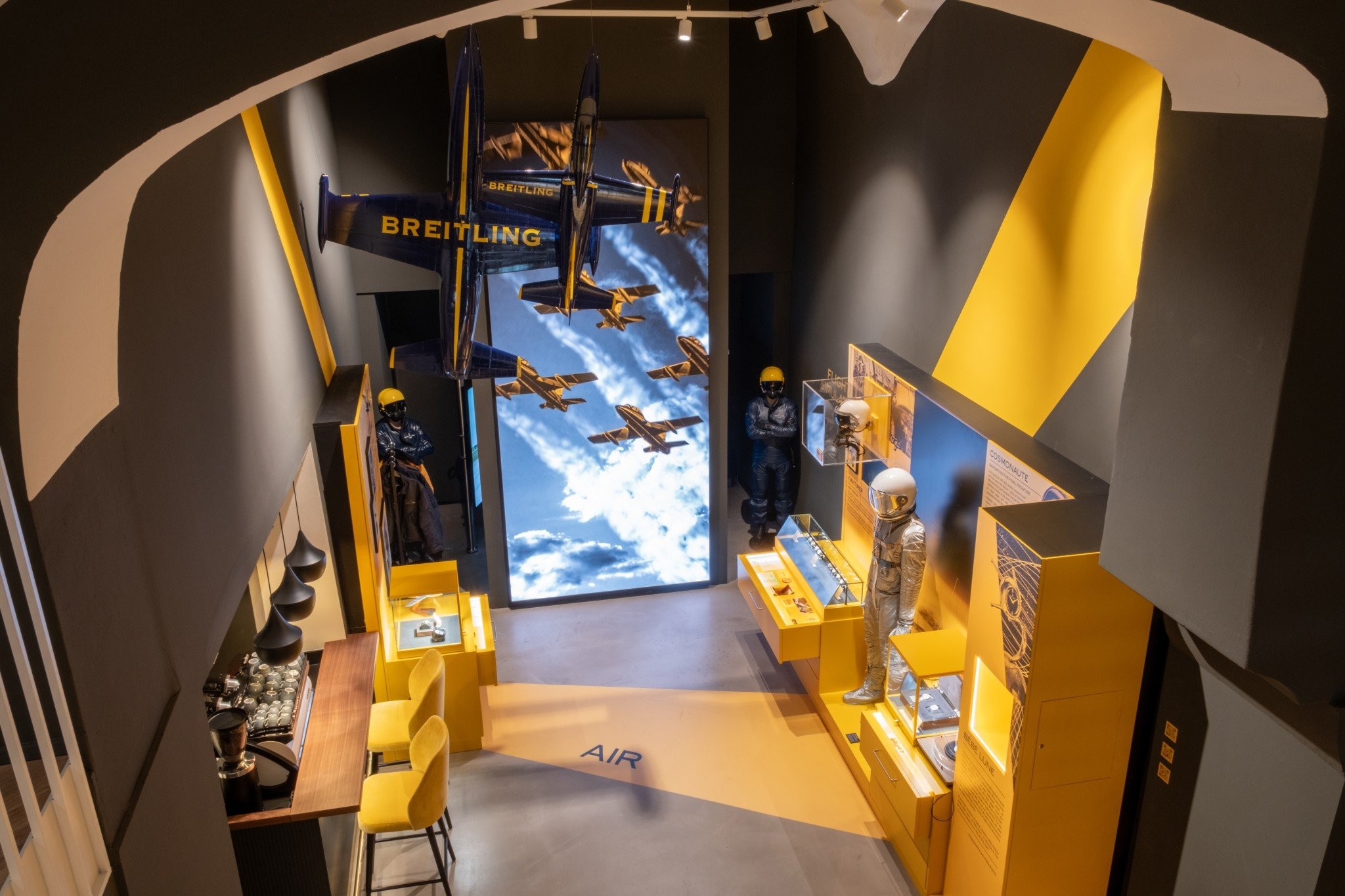 06-breitling-then-and-now-pop-up-museum-air-universe.jpg