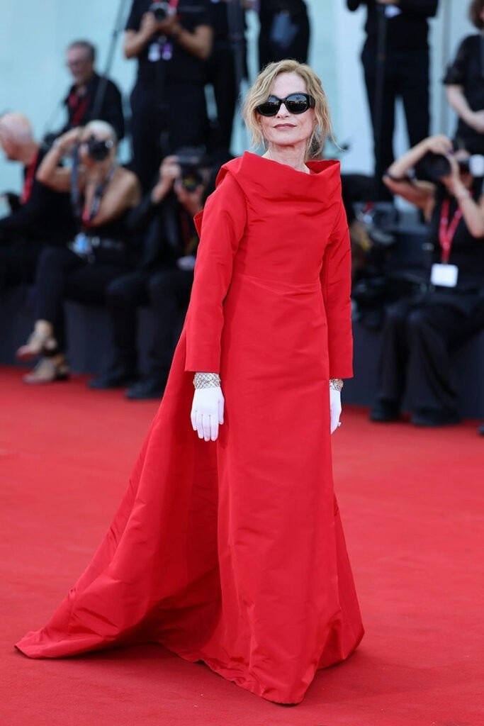 isabelle-huppert-wore-balenciaga-couture-to-the-beetlejuice-beetlejuice-venice-film-festival-premiere-683x1024.jpg