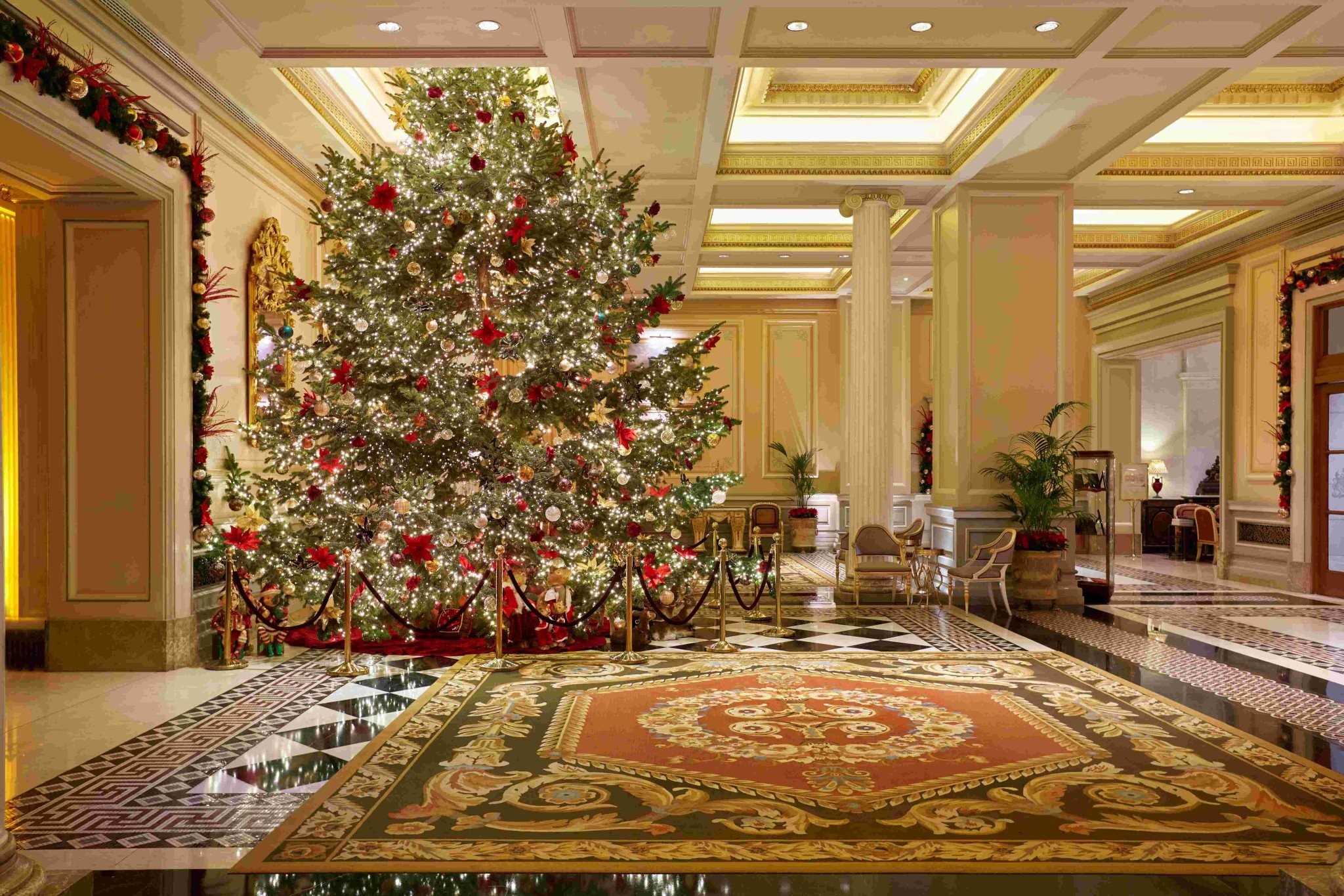 hotel-grande-bretagne-lobby-christmas-suggestions.jpg