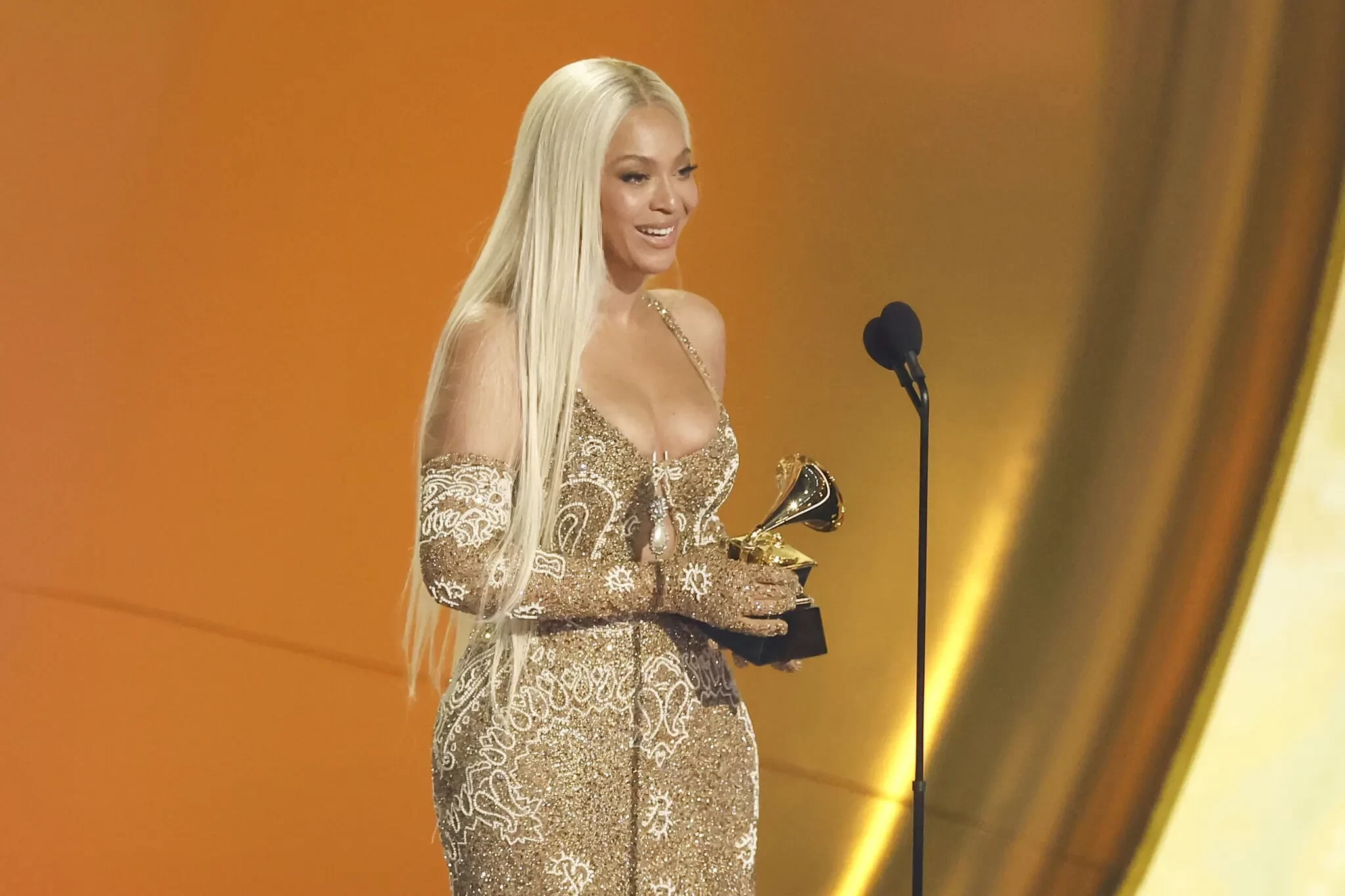 02grammys-promo-940pm-et-bcjz-superjumbojpg.webp