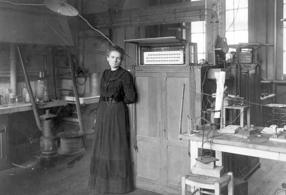 marie-curie-in-her-lab-in-paris-992x675.jpg