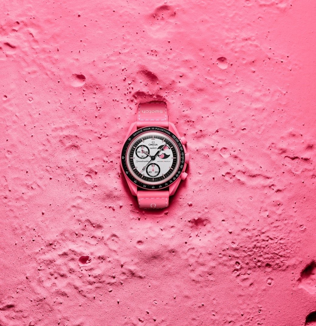 sc01-25-moonswatch-pinkmoon-ambiance-1-1.jpg