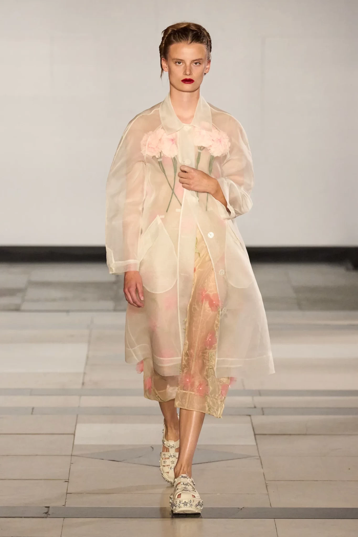 00018-simone-rocha-spring-2025-ready-to-wear-credit-gorunway.webp