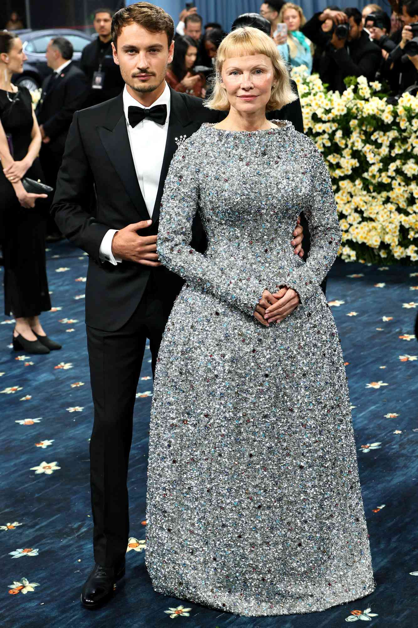 brandon-thomas-lee-pamela-anderso2025-met-gala-050525-7bfde00afa594a238412cb9f78a85c7f.jpg