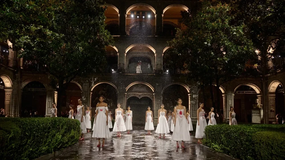 finale-dior-cruise-2024-at-colegio-de-san-ildefonso.webp