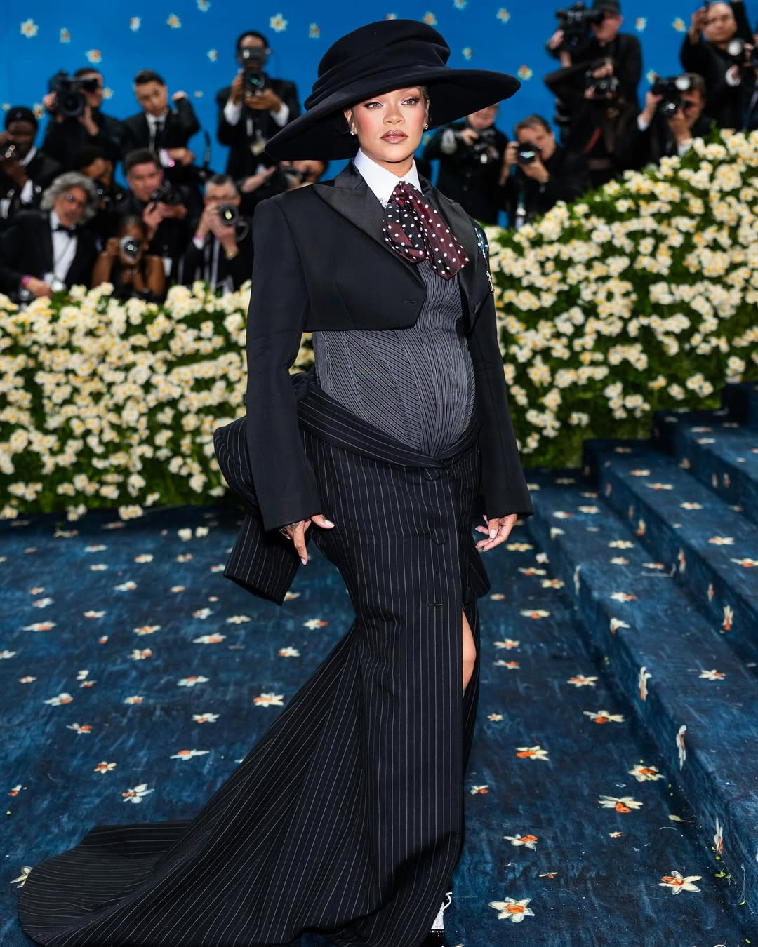 rihanna-enceinte-de-son-troisieme-enfant-cette-nuit-a-loccasion-du-met-gala-at-badgalriri-a-devoile-sa-troisieme-grossesse-sur-le-tapis-rougela-chanteuse-saffiche-avec-un-look-signe-marc-jacobs-qui-met-en-valeur-son-joli-ventr-tdyTK.jpg