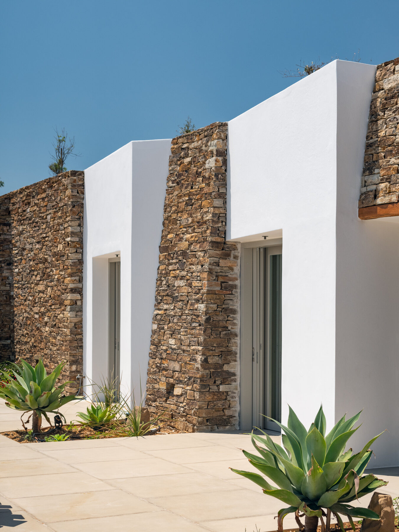 tsolakisarchitects-antiparosvillas-final-27-medium-scaled-0fK9O.jpg