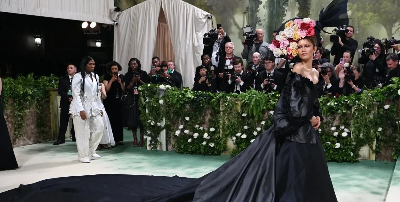 06met-gala-liveblog-zendaya-arrival-tmfl-superjumbojpg.webp