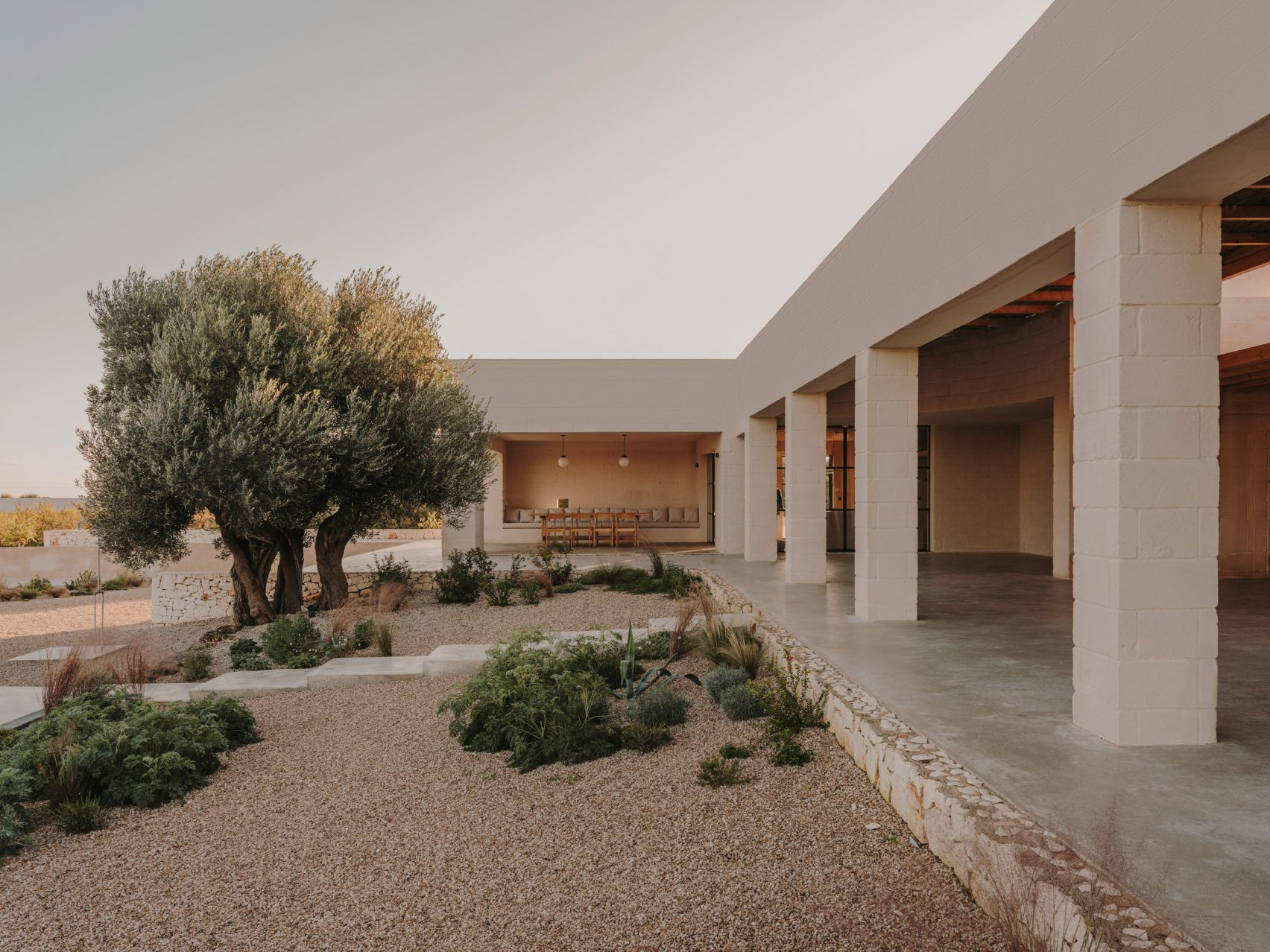 casa-maiora-andrew-trotter-architecture-italy-houses-villas-puglia-dezeen-2364-col-8-1704x1278.jpg