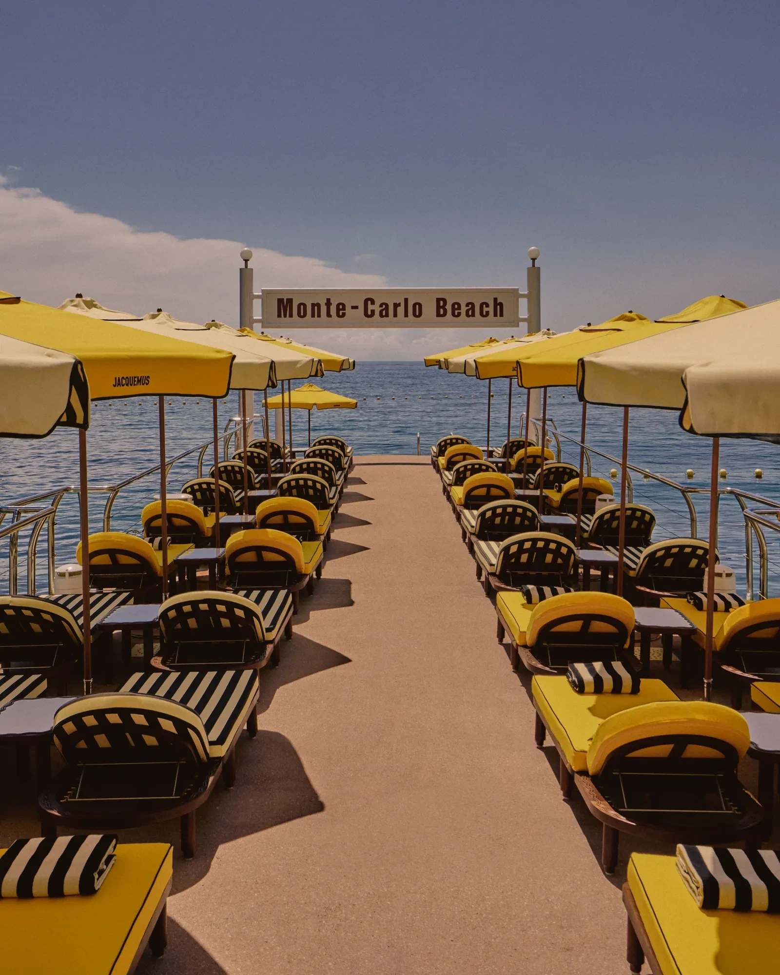 jacquemus-x-monte-carlo-beach-at-photography-by-yoann-marco-1jpg.webp