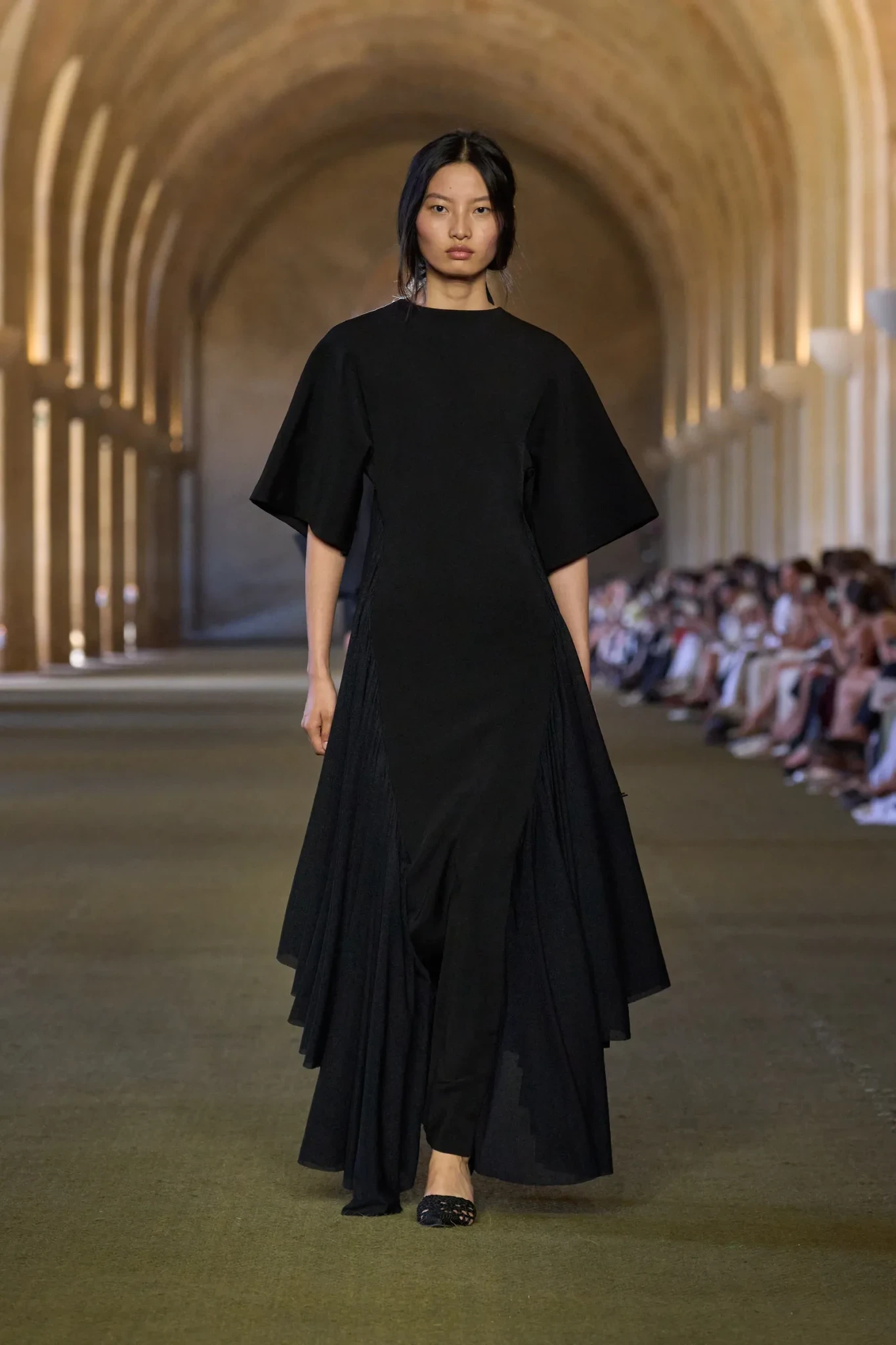 00012-jacquemus-fall-2025-ready-to-wear-credit-gorunway.webp