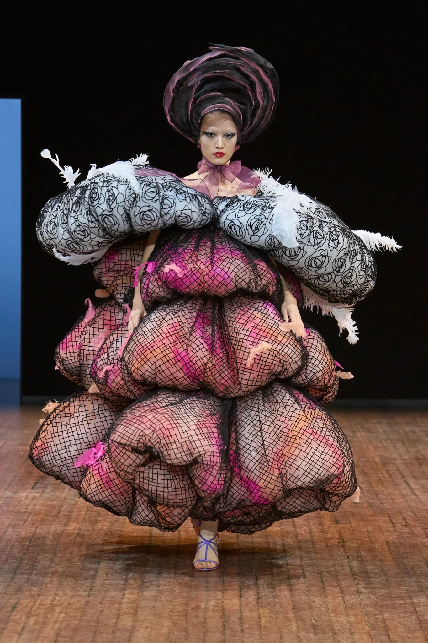 00015-viktor-and-rolf-fall-2025-couture-credit-new-gorunway.webp