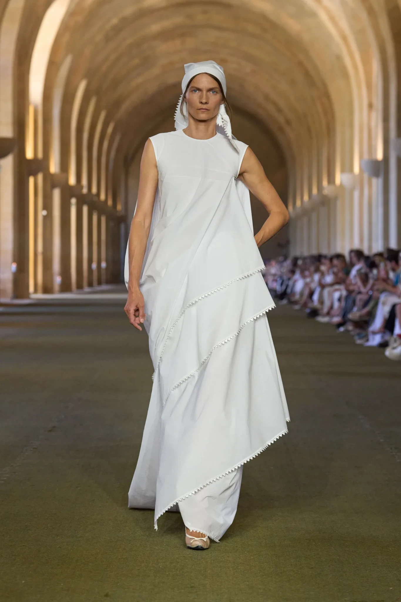 00042-jacquemus-fall-2025-ready-to-wear-credit-gorunway.webp