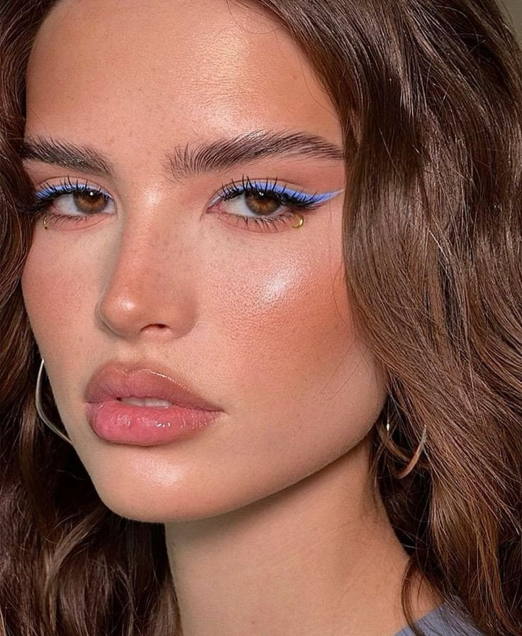 blue-eyeliner-eye-makeup-look.jpg