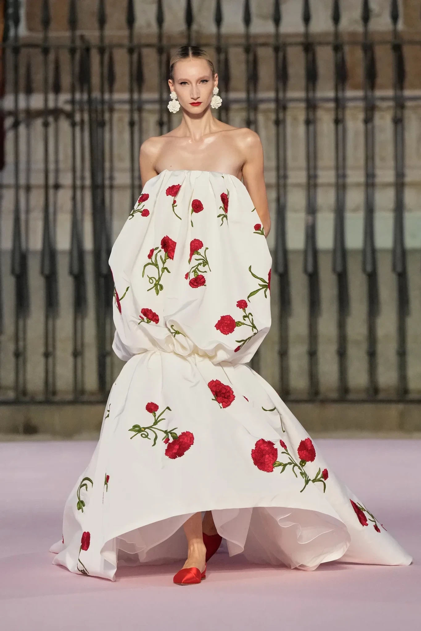 00016-carolina-herrera-spring-2026-ready-to-wear-credit-gorunway.webp