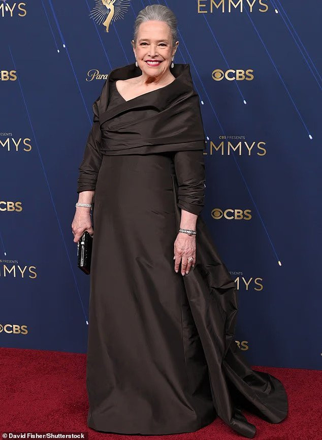 102132615-0-kathy-bates-draped-her-slimmed-down-figure-in-a-ball-gown-when-s-m-9-1757891462206.jpg
