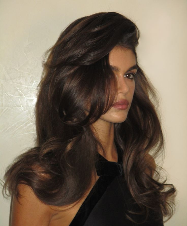 kaiagerbers-bouncy-blowout-is-so-90s-cindy-crawford-coded-at-kaiagerber.jpg