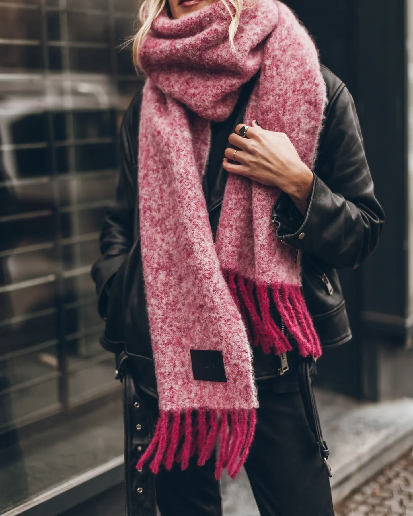 mikuta-the-pink-faded-alpaca-blend-scarf-the-leather-jacket-berlin-fw25-jacqueline-8785jpg-FzRI7.webp