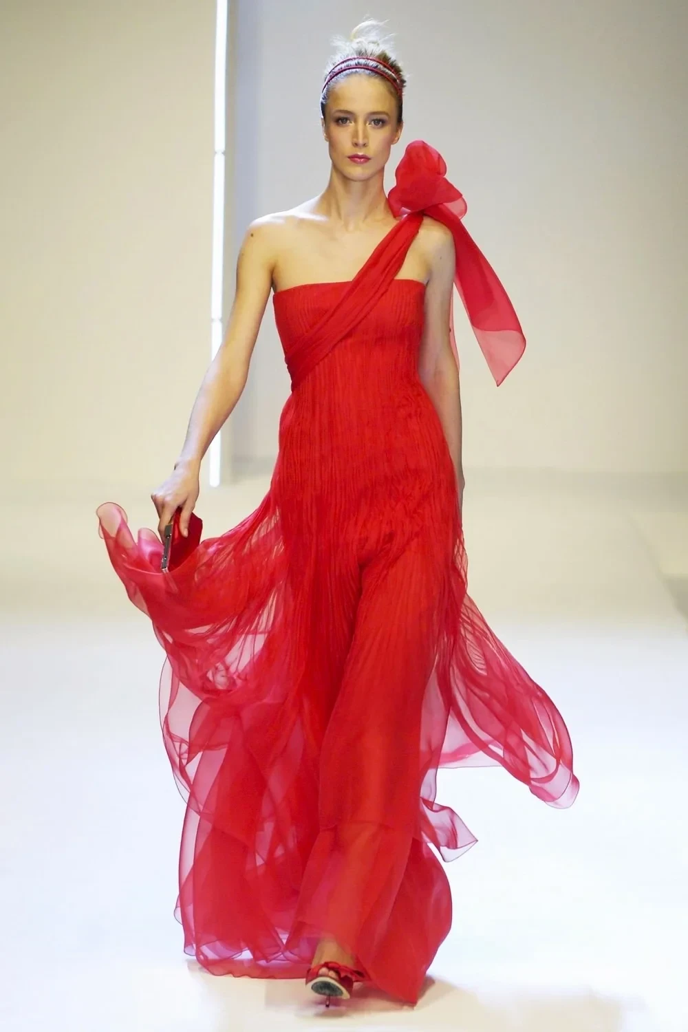 emerieu-valentino-ss-2007-red-pleated-gown-runwayjpg.webp