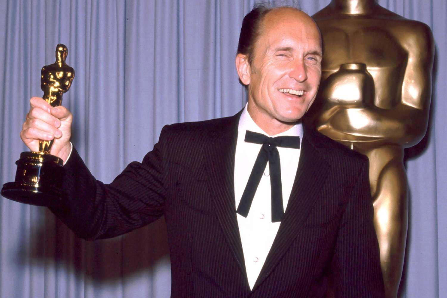 robert-duvall-backstage-56th-annual-academy-awards-show-110624-2-d3c253906fa84a52902d761692e609e3.jpg