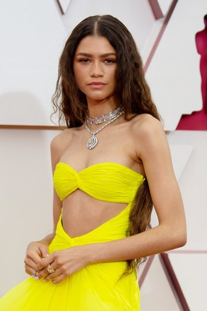 zendaya-arrives-on-red-carpet-93rd-oscars-440nw-11875500ux.jpg