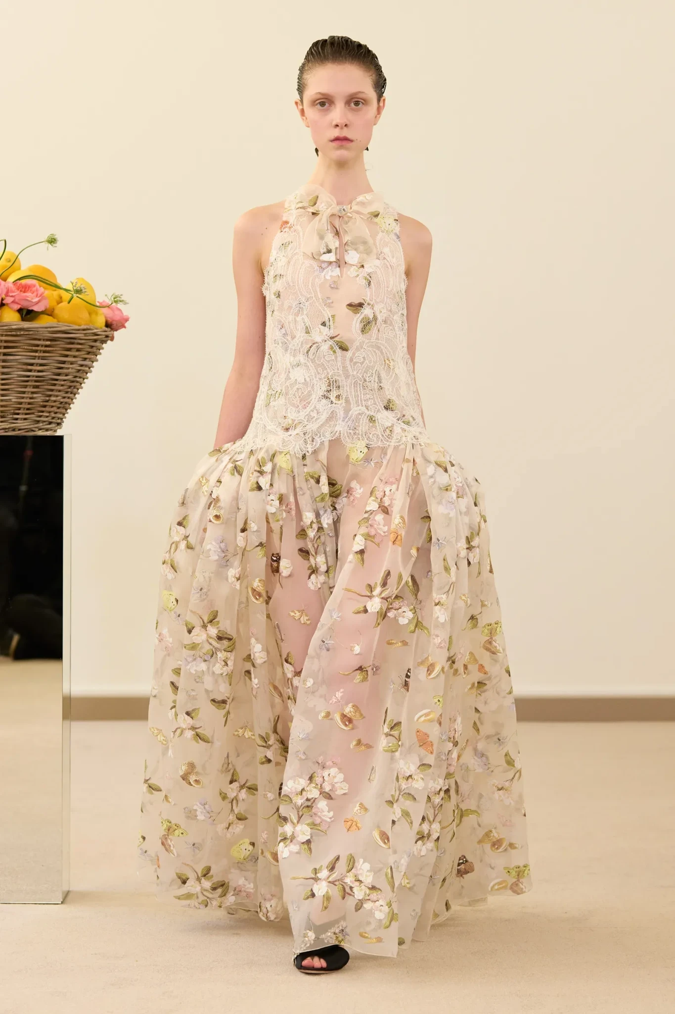 00049-giambattista-valli-spring-2026-ready-to-wear-credit-gorunway-1.webp
