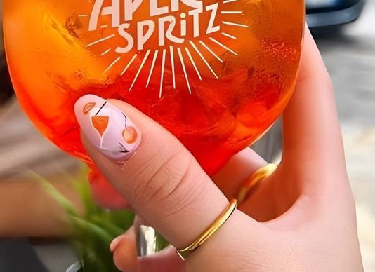 best-nail-ideas-to-pair-with-al-fresco-summer-cocktails.jpg