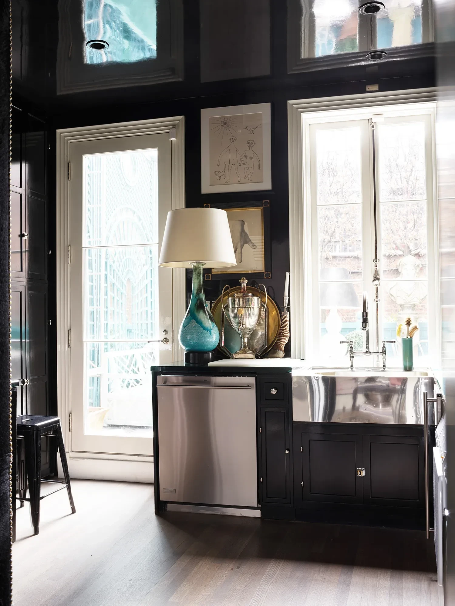 miles-redd-gloss-black-kitchen-photo-by-simon-upton.webp
