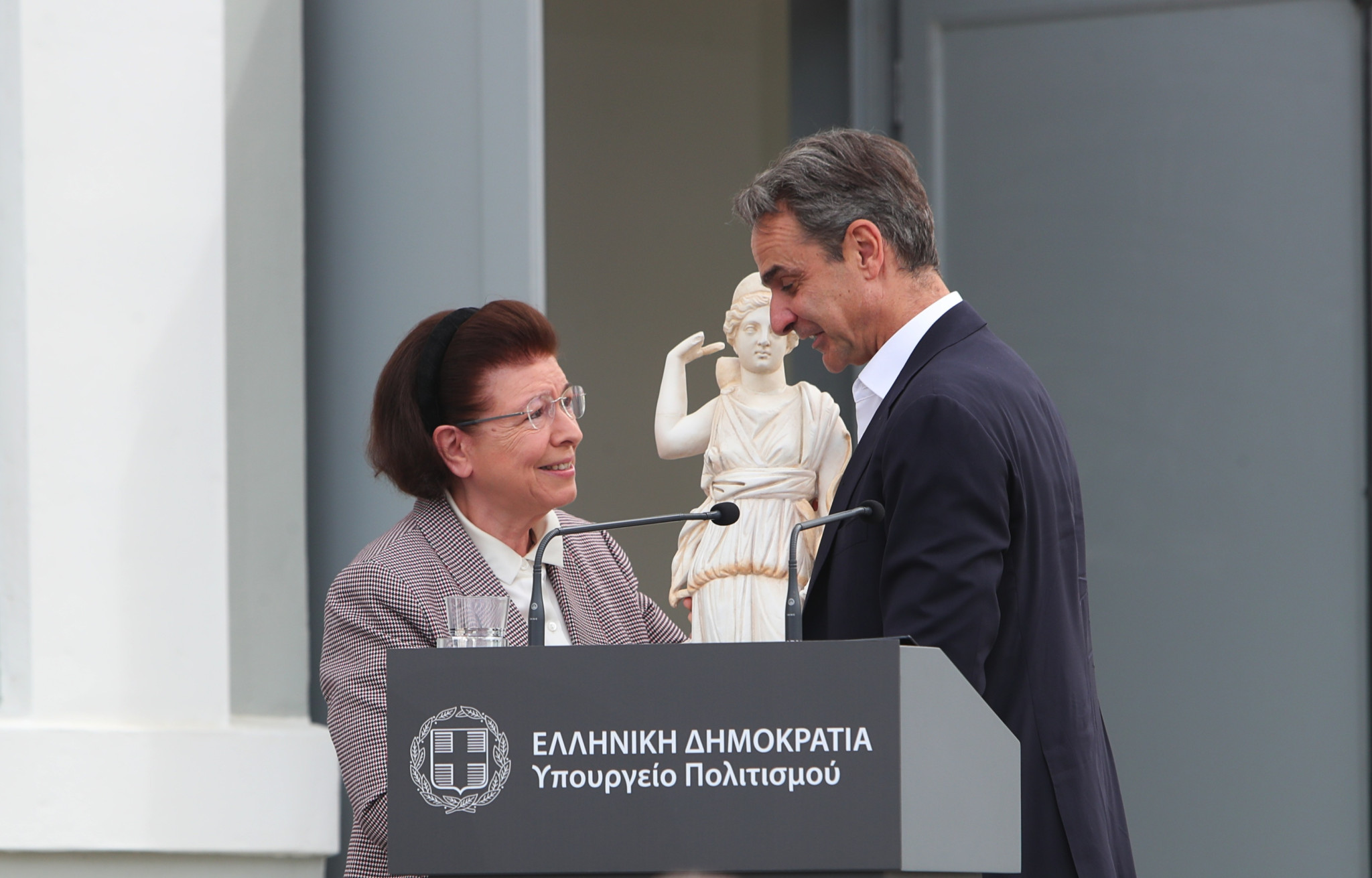o-prothupourgos-kuriakos-metsotakes-kai-e-upourgos-politismou-lina-mendone-sta-egkainia-tou-mouseiou-thessalonikeon-metropolis.jpg