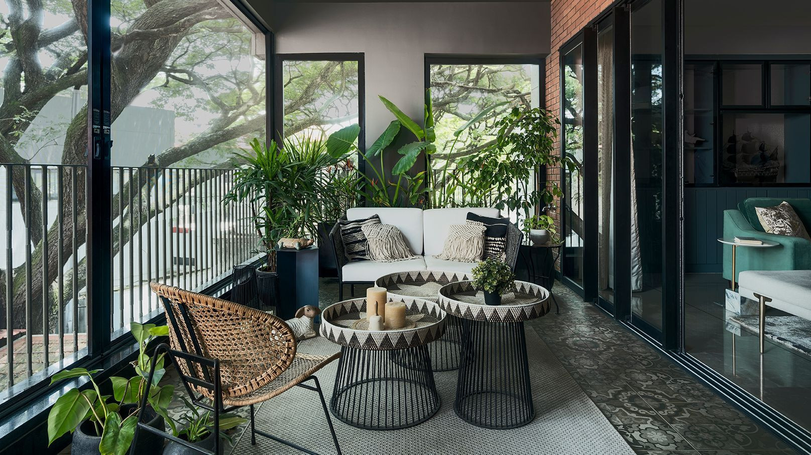 4-budget-friendly-ways-to-set-up-the-ultimate-outdoor-lounge.webp