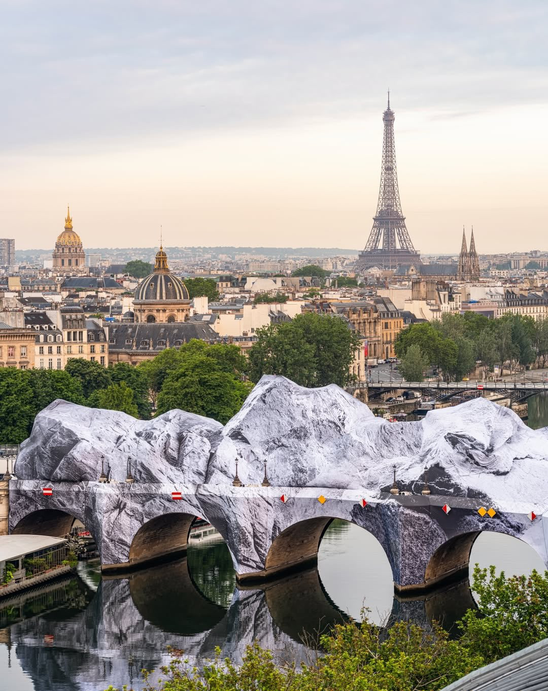 this-is-not-ai-khthes-to-bradu-e-kataskeue-tou-at-jr-la-caverne-du-pont-neuf-pere-morphe-pano-st.jpg