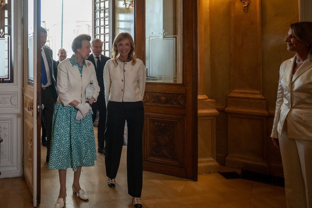 to-mesemeri-e-abu-prigkipissa-anna-pareste-se-geuma-pros-timen-tes-sto-at-cycladic-museum-to-op-copy-2.jpg