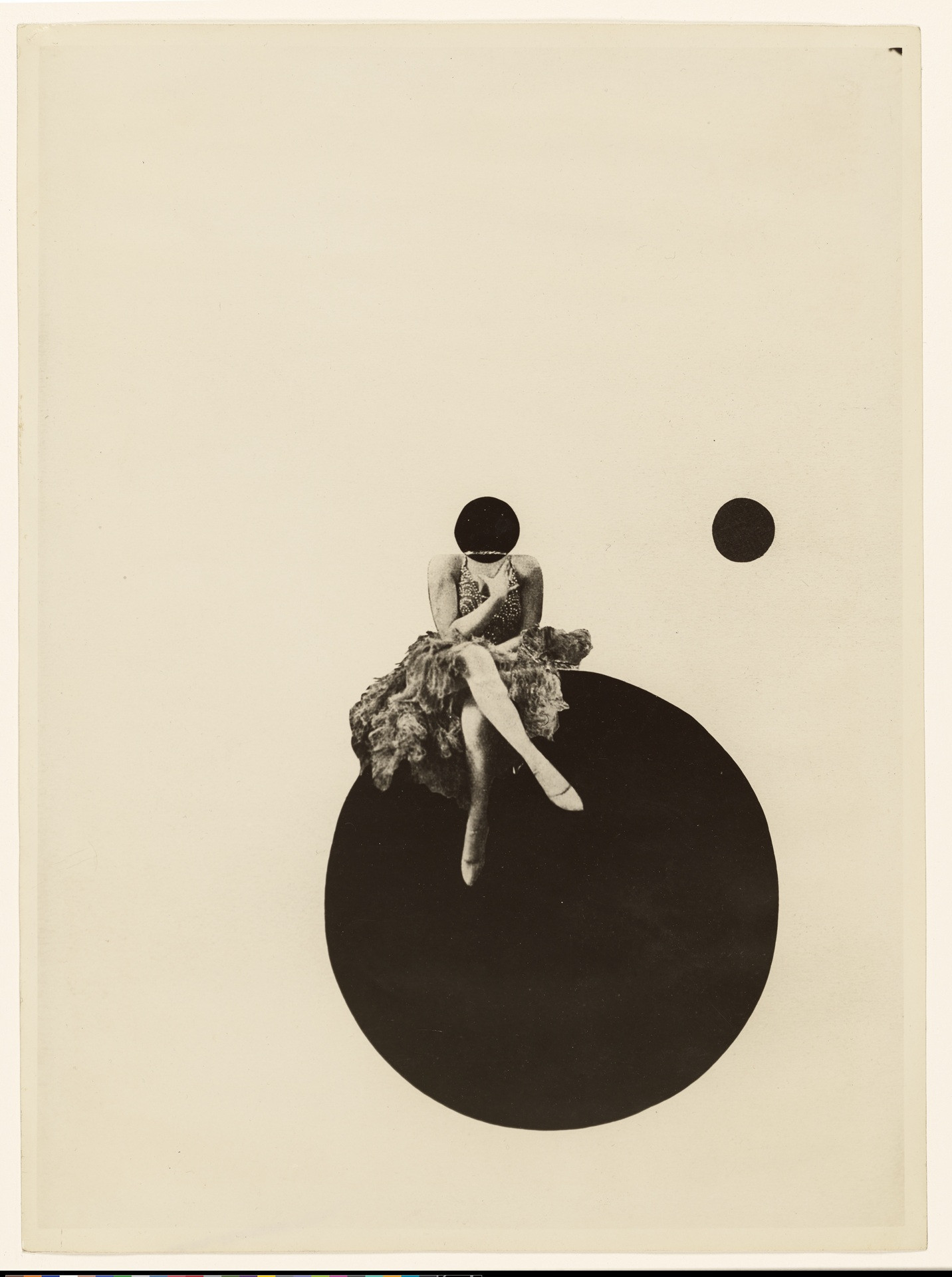 2-olly-and-dolly-sisters-1925-cestate-of-the-laszlo-moholy-nagy.jpg