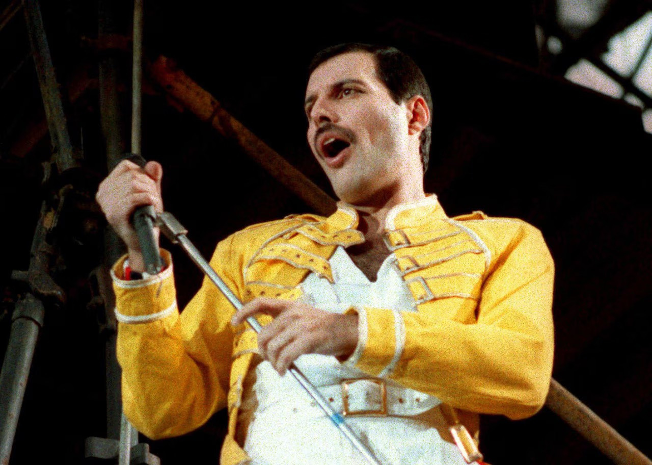 https-expoadvancenet-img-de822d78b1-width2048-f9d-0000freddiemercuryasteroid.jpg
