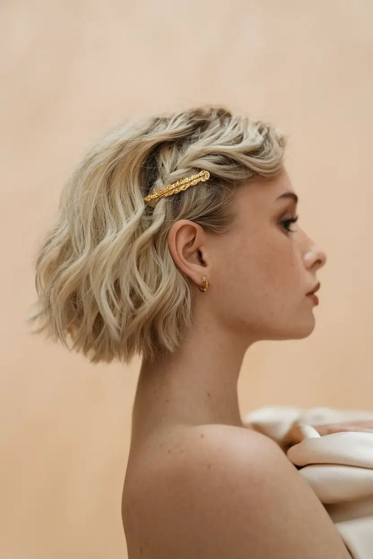short-hair-big-style-top-summer-looks-2025-romantic-texture-with-golden-details.jfif