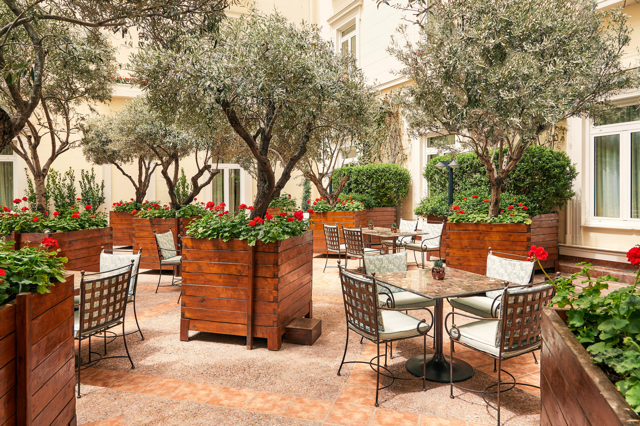 4800-atrium-of-alexanders-lounge.jpg