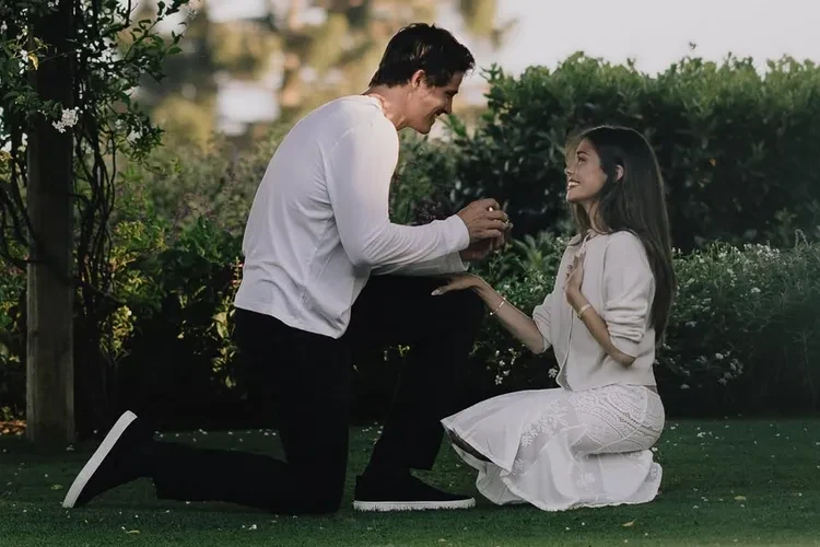 madison-beer-justin-herbert-engagement-photos-tout-72826-628d06aeaa494592b487c7084c10bcd9.webp
